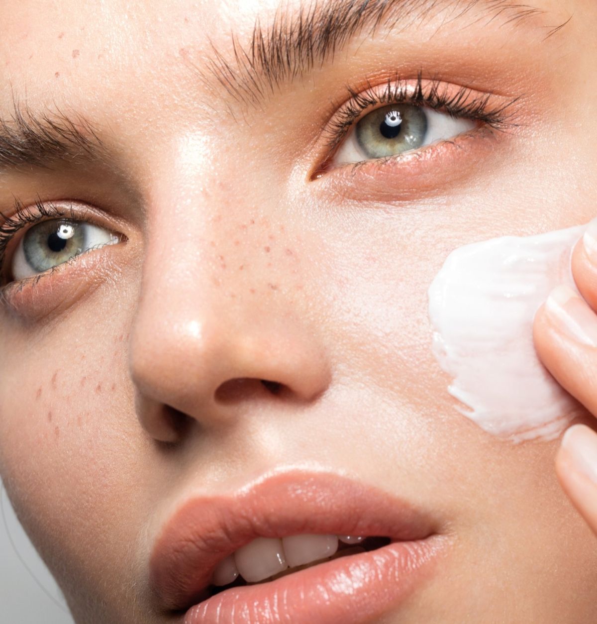 RSBE_SkinBarrier_Prodew600_Woman_Face.jpg